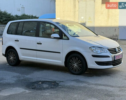 Белый Фольксваген Туран, объемом двигателя 1.6 л и пробегом 219 тыс. км за 8299 $, фото 6 на Automoto.ua
