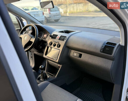 Белый Фольксваген Туран, объемом двигателя 1.6 л и пробегом 219 тыс. км за 8299 $, фото 56 на Automoto.ua