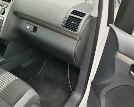 Білий Фольксваген Туран, об'ємом двигуна 2 л та пробігом 99 тис. км за 9800 $, фото 26 на Automoto.ua