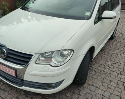 Білий Фольксваген Туран, об'ємом двигуна 2 л та пробігом 100 тис. км за 9800 $, фото 1 на Automoto.ua