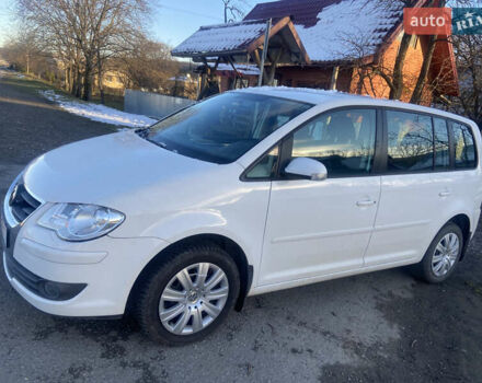 Белый Фольксваген Туран, объемом двигателя 1.97 л и пробегом 251 тыс. км за 8400 $, фото 3 на Automoto.ua