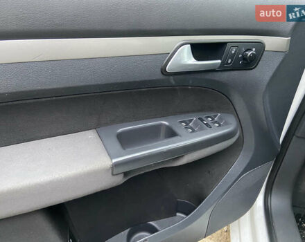 Белый Фольксваген Туран, объемом двигателя 1.97 л и пробегом 251 тыс. км за 8400 $, фото 15 на Automoto.ua