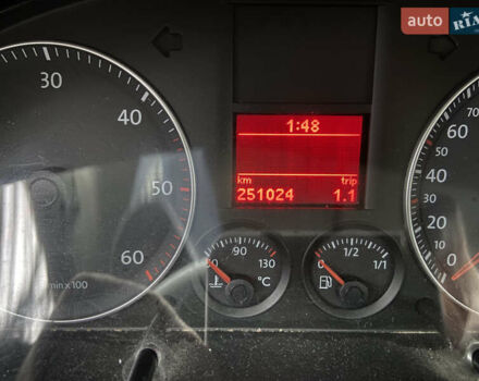 Белый Фольксваген Туран, объемом двигателя 1.97 л и пробегом 251 тыс. км за 8400 $, фото 16 на Automoto.ua