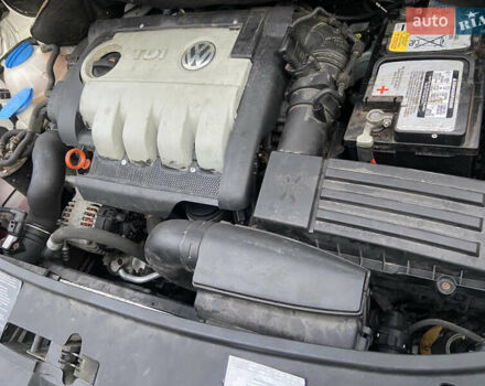 Белый Фольксваген Туран, объемом двигателя 1.97 л и пробегом 251 тыс. км за 8400 $, фото 19 на Automoto.ua