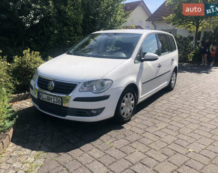 Белый Фольксваген Туран, объемом двигателя 1.9 л и пробегом 247 тыс. км за 9250 $, фото 2 на Automoto.ua