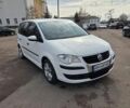 Белый Фольксваген Туран, объемом двигателя 1.6 л и пробегом 250 тыс. км за 6400 $, фото 1 на Automoto.ua