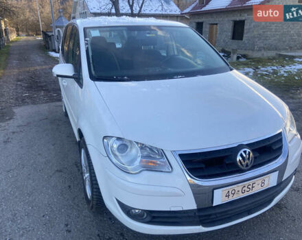 Белый Фольксваген Туран, объемом двигателя 1.97 л и пробегом 251 тыс. км за 8400 $, фото 1 на Automoto.ua