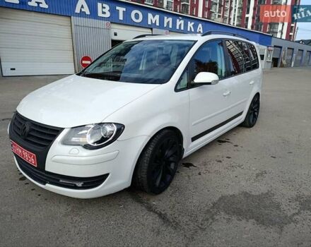 Белый Фольксваген Туран, объемом двигателя 1.6 л и пробегом 186 тыс. км за 7800 $, фото 2 на Automoto.ua