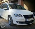 Белый Фольксваген Туран, объемом двигателя 2 л и пробегом 240 тыс. км за 8500 $, фото 1 на Automoto.ua
