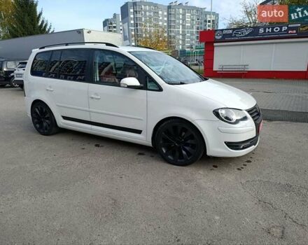 Белый Фольксваген Туран, объемом двигателя 1.6 л и пробегом 186 тыс. км за 7800 $, фото 1 на Automoto.ua