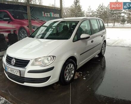 Белый Фольксваген Туран, объемом двигателя 1.9 л и пробегом 260 тыс. км за 8200 $, фото 1 на Automoto.ua