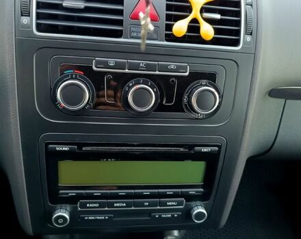 Білий Фольксваген Туран, об'ємом двигуна 2 л та пробігом 298 тис. км за 9400 $, фото 7 на Automoto.ua