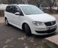 Белый Фольксваген Туран, объемом двигателя 1.9 л и пробегом 287 тыс. км за 8900 $, фото 1 на Automoto.ua
