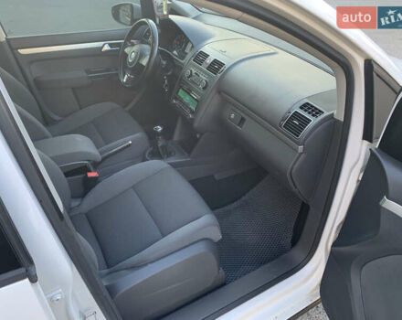 Белый Фольксваген Туран, объемом двигателя 1.6 л и пробегом 235 тыс. км за 9800 $, фото 19 на Automoto.ua