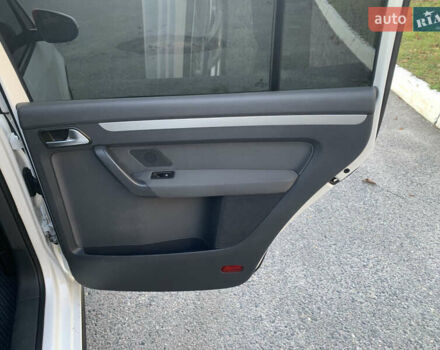 Белый Фольксваген Туран, объемом двигателя 1.6 л и пробегом 235 тыс. км за 9800 $, фото 18 на Automoto.ua