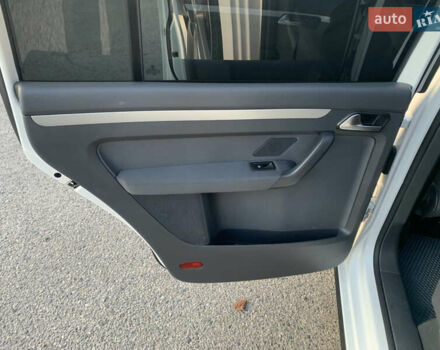 Белый Фольксваген Туран, объемом двигателя 1.6 л и пробегом 235 тыс. км за 9800 $, фото 12 на Automoto.ua