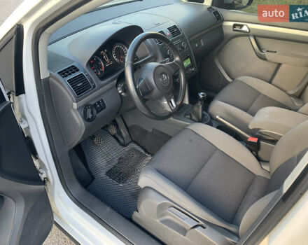 Белый Фольксваген Туран, объемом двигателя 1.6 л и пробегом 235 тыс. км за 9800 $, фото 9 на Automoto.ua