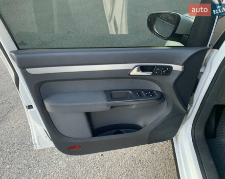 Белый Фольксваген Туран, объемом двигателя 1.6 л и пробегом 235 тыс. км за 9800 $, фото 10 на Automoto.ua