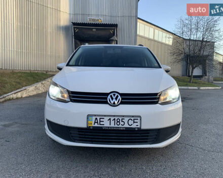 Белый Фольксваген Туран, объемом двигателя 1.6 л и пробегом 235 тыс. км за 9800 $, фото 1 на Automoto.ua