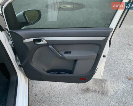 Белый Фольксваген Туран, объемом двигателя 1.6 л и пробегом 235 тыс. км за 9800 $, фото 20 на Automoto.ua