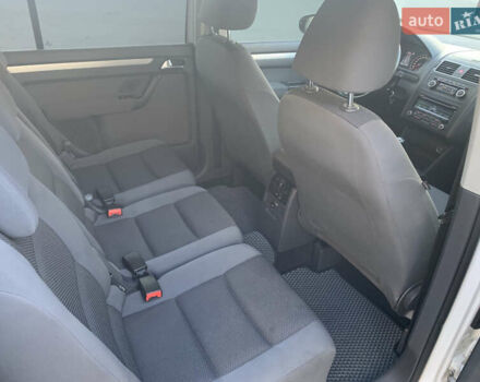 Белый Фольксваген Туран, объемом двигателя 1.6 л и пробегом 235 тыс. км за 9800 $, фото 17 на Automoto.ua