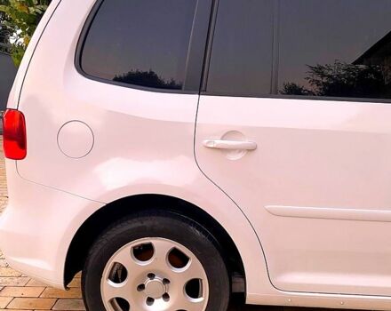 Белый Фольксваген Туран, объемом двигателя 1.6 л и пробегом 360 тыс. км за 9000 $, фото 1 на Automoto.ua