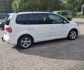 Білий Фольксваген Туран, об'ємом двигуна 2 л та пробігом 237 тис. км за 10500 $, фото 3 на Automoto.ua
