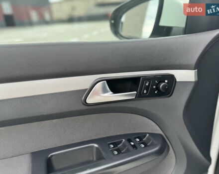 Білий Фольксваген Туран, об'ємом двигуна 1.6 л та пробігом 264 тис. км за 9650 $, фото 15 на Automoto.ua