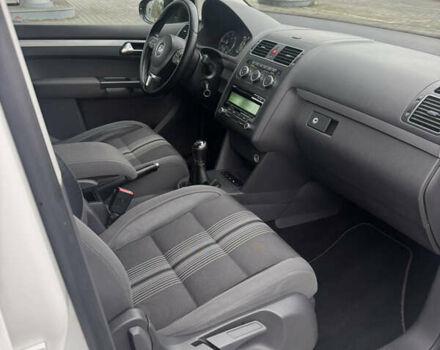 Білий Фольксваген Туран, об'ємом двигуна 2 л та пробігом 251 тис. км за 12300 $, фото 37 на Automoto.ua