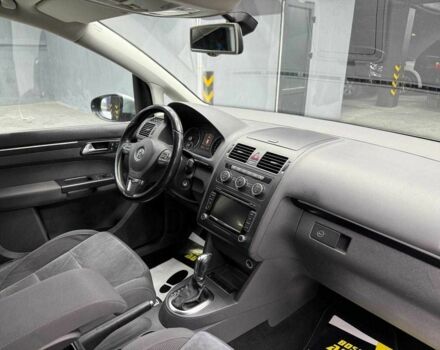 Белый Фольксваген Туран, объемом двигателя 2 л и пробегом 241 тыс. км за 12300 $, фото 7 на Automoto.ua