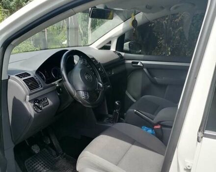 Белый Фольксваген Туран, объемом двигателя 1.6 л и пробегом 230 тыс. км за 9800 $, фото 1 на Automoto.ua