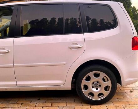 Белый Фольксваген Туран, объемом двигателя 1.6 л и пробегом 360 тыс. км за 9000 $, фото 3 на Automoto.ua