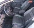 Білий Фольксваген Туран, об'ємом двигуна 2 л та пробігом 226 тис. км за 14000 $, фото 25 на Automoto.ua