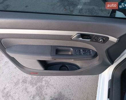 Білий Фольксваген Туран, об'ємом двигуна 2 л та пробігом 226 тис. км за 14000 $, фото 26 на Automoto.ua