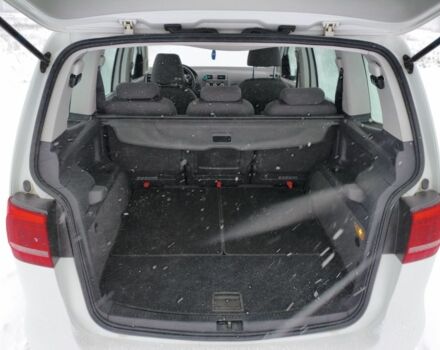 Белый Фольксваген Туран, объемом двигателя 1.6 л и пробегом 218 тыс. км за 11000 $, фото 4 на Automoto.ua