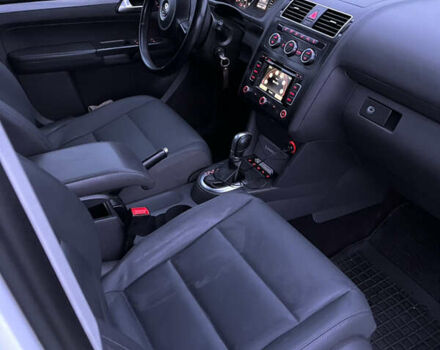 Белый Фольксваген Туран, объемом двигателя 1.97 л и пробегом 240 тыс. км за 13800 $, фото 5 на Automoto.ua