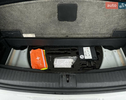 Белый Фольксваген Туран, объемом двигателя 1.6 л и пробегом 252 тыс. км за 14000 $, фото 63 на Automoto.ua