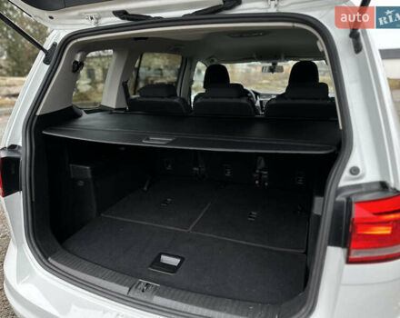 Белый Фольксваген Туран, объемом двигателя 1.6 л и пробегом 252 тыс. км за 14000 $, фото 62 на Automoto.ua