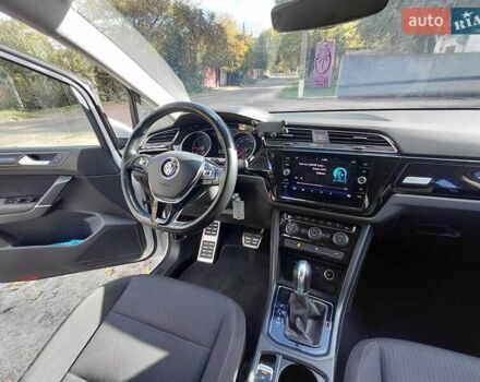 Белый Фольксваген Туран, объемом двигателя 1.6 л и пробегом 240 тыс. км за 16500 $, фото 1 на Automoto.ua