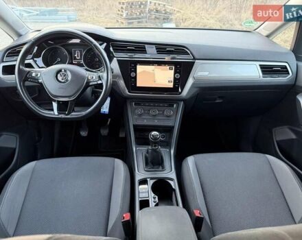 Белый Фольксваген Туран, объемом двигателя 1.6 л и пробегом 209 тыс. км за 17000 $, фото 3 на Automoto.ua