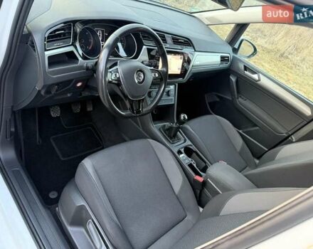 Белый Фольксваген Туран, объемом двигателя 1.6 л и пробегом 209 тыс. км за 17000 $, фото 11 на Automoto.ua