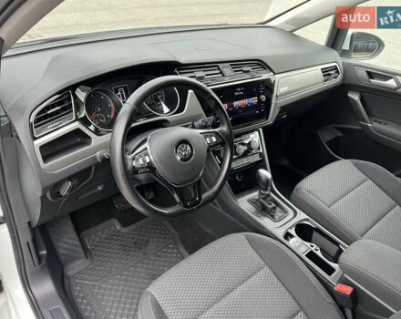 Белый Фольксваген Туран, объемом двигателя 1.97 л и пробегом 191 тыс. км за 17999 $, фото 13 на Automoto.ua