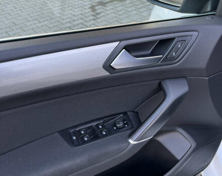 Белый Фольксваген Туран, объемом двигателя 2 л и пробегом 220 тыс. км за 17997 $, фото 47 на Automoto.ua