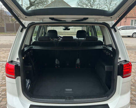 Білий Фольксваген Туран, об'ємом двигуна 2 л та пробігом 263 тис. км за 18700 $, фото 17 на Automoto.ua