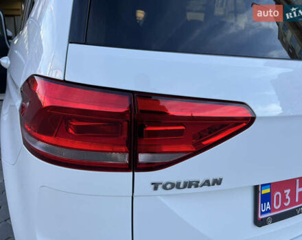 Белый Фольксваген Туран, объемом двигателя 2 л и пробегом 220 тыс. км за 17997 $, фото 46 на Automoto.ua