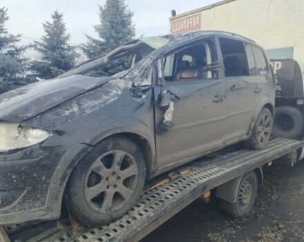 Білий Фольксваген Туран, об'ємом двигуна 2.5 л та пробігом 200 тис. км за 2499 $, фото 1 на Automoto.ua