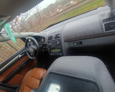 Білий Фольксваген Туран, об'ємом двигуна 2.5 л та пробігом 200 тис. км за 2499 $, фото 3 на Automoto.ua