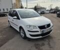 Белый Фольксваген Туран, объемом двигателя 1.6 л и пробегом 250 тыс. км за 6700 $, фото 1 на Automoto.ua