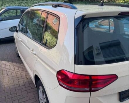 Білий Фольксваген Туран, об'ємом двигуна 2 л та пробігом 3 тис. км за 15221 $, фото 4 на Automoto.ua