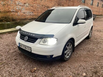 Белый Фольксваген Туран, объемом двигателя 2 л и пробегом 350 тыс. км за 5000 $, фото 1 на Automoto.ua